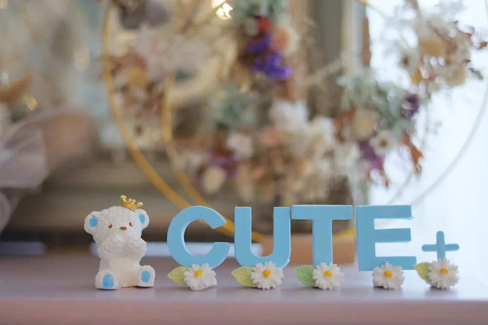 CUTE+の文字オブジェとくまの置物